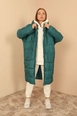 Ένα μοντέλο χονδρικής πώλησης ρούχων φοράει 22422-coat-emerald, τούρκικο  χονδρικής πώλησης από 