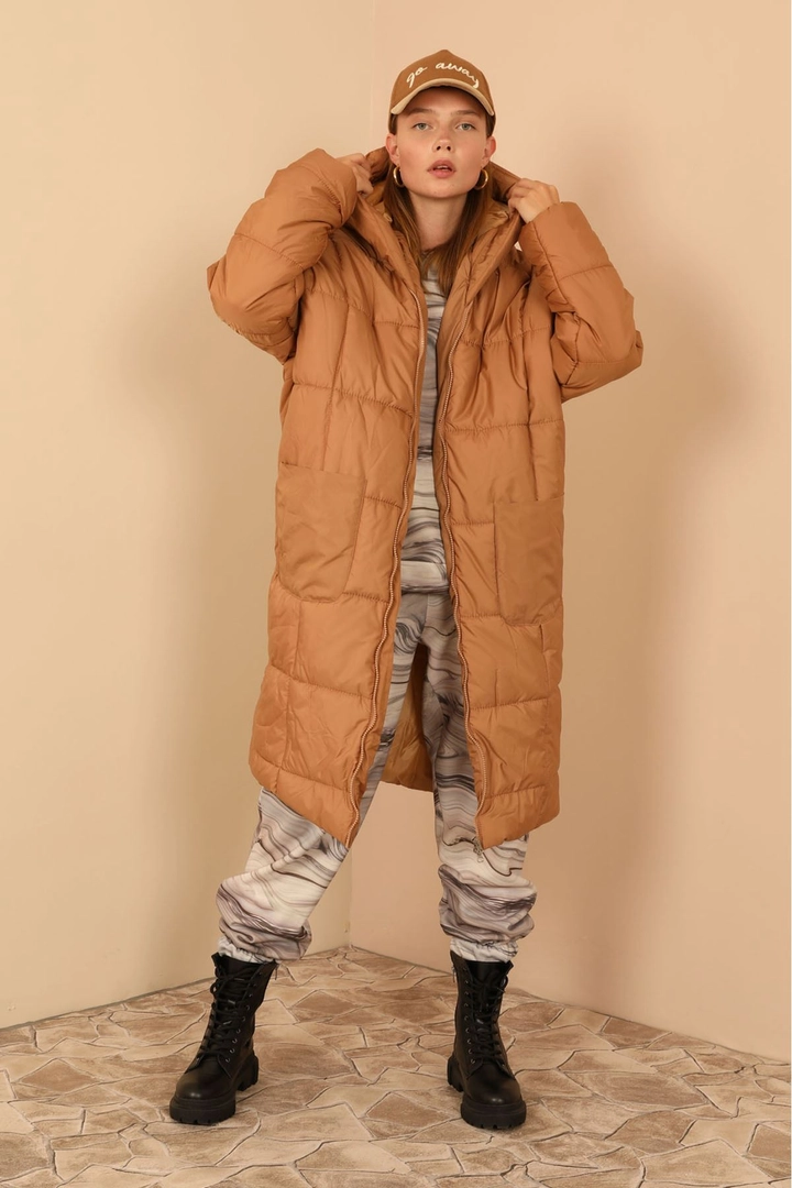 Un mannequin de vêtements en gros porte 23503 - Coat - Tan, Manteau en gros de Kaktus Moda en provenance de Turquie