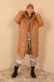 Ένα μοντέλο χονδρικής πώλησης ρούχων φοράει 23503-coat-tan, τούρκικο  χονδρικής πώλησης από 