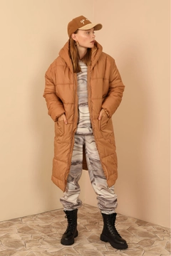 Ένα μοντέλο χονδρικής πώλησης ρούχων φοράει 23503 - Coat - Tan, τούρκικο Σακάκι χονδρικής πώλησης από Kaktus Moda
