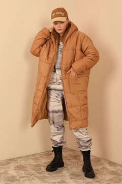 Una modella di abbigliamento all'ingrosso indossa 23503 - Coat - Tan, vendita all'ingrosso turca di Cappotto di Kaktus Moda