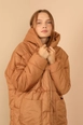 Ένα μοντέλο χονδρικής πώλησης ρούχων φοράει 23096-coat-tan, τούρκικο  χονδρικής πώλησης από 