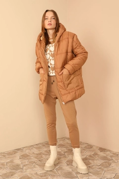 Un mannequin de vêtements en gros porte 23096 - Coat - Tan, Manteau en gros de Kaktus Moda en provenance de Turquie
