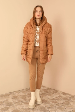 Ένα μοντέλο χονδρικής πώλησης ρούχων φοράει 23096 - Coat - Tan, τούρκικο Σακάκι χονδρικής πώλησης από Kaktus Moda