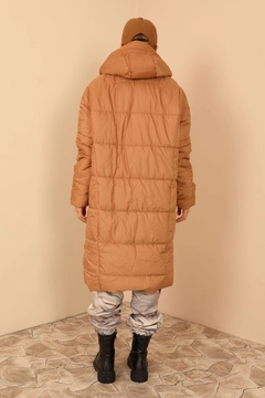 Un mannequin de vêtements en gros porte 23503 - Coat - Tan, Manteau en gros de Kaktus Moda en provenance de Turquie