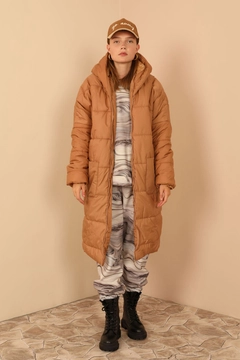 Una modelo de ropa al por mayor lleva 23503 - Coat - Tan, Abrigo turco al por mayor de Kaktus Moda