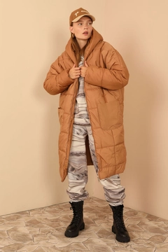 Ένα μοντέλο χονδρικής πώλησης ρούχων φοράει 23503 - Coat - Tan, τούρκικο Σακάκι χονδρικής πώλησης από Kaktus Moda