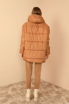 Bir model, Kaktus Moda toptan giyim markasının 23096 - Coat - Tan toptan Kaban ürününü sergiliyor.