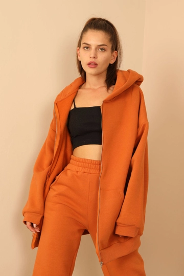 Bir model, Kaktus Moda toptan giyim markasının  Sweatshirt - Tarçın
 toptan Hoodie ürününü sergiliyor.