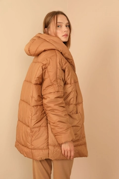 Ένα μοντέλο χονδρικής πώλησης ρούχων φοράει 23096 - Coat - Tan, τούρκικο Σακάκι χονδρικής πώλησης από Kaktus Moda