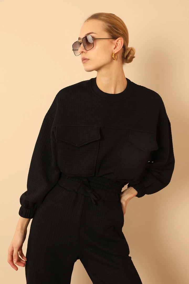 A wholesale clothing model wears 23619 - Sweatshirt - Black, Turkish wholesale Sweatshirt of Kaktus Moda