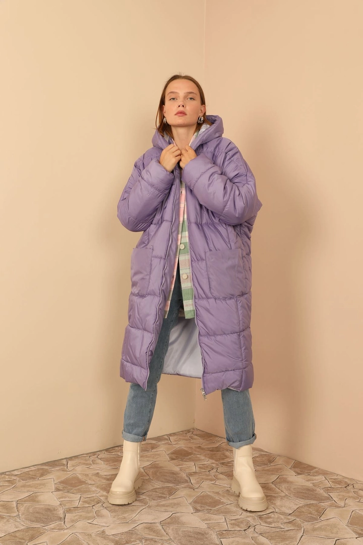 Una modelo de ropa al por mayor lleva 24083 - Coat - Lilac, Abrigo turco al por mayor de Kaktus Moda