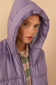 Bir model, Kaktus Moda toptan giyim markasının 24083 - Coat - Lilac toptan Kaban ürününü sergiliyor.