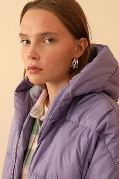 Ein Bekleidungsmodell aus dem Großhandel trägt 24083 - Coat - Lilac, türkischer Großhandel Mantel von Kaktus Moda