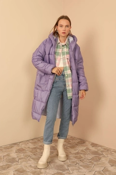 Ein Bekleidungsmodell aus dem Großhandel trägt 24083 - Coat - Lilac, türkischer Großhandel Mantel von Kaktus Moda