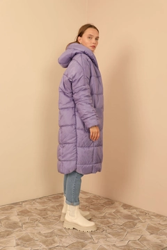 Bir model, Kaktus Moda toptan giyim markasının 24083 - Coat - Lilac toptan Kaban ürününü sergiliyor.