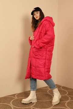Una modella di abbigliamento all'ingrosso indossa 35561 - Coat - Fuchsia, vendita all'ingrosso turca di Cappotto di Kaktus Moda