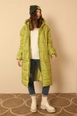 Una modella di abbigliamento all'ingrosso indossa 35564-coat-olive-green, vendita all'ingrosso turca di  di 