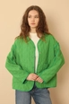 Bir model,  toptan giyim markasının 35593-jacket-green toptan  ürününü sergiliyor.