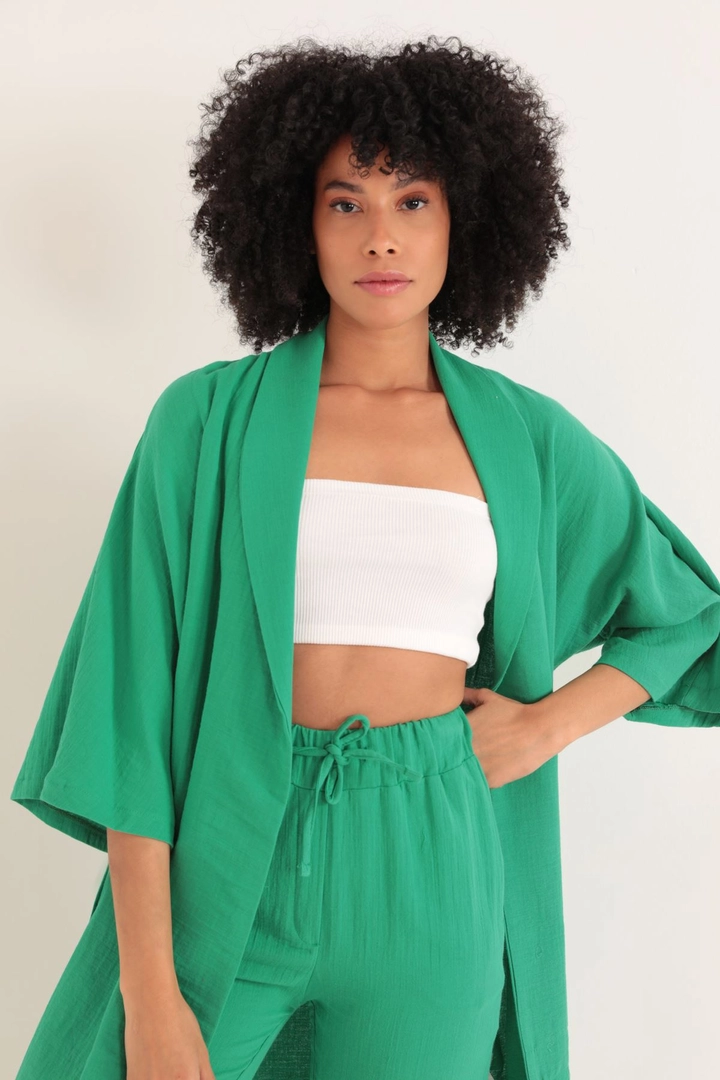 A wholesale clothing model wears KAM10837 - Muslin Fabric Oversize Women's Kimono - Green, Turkish wholesale Kimono of Kaktus Moda