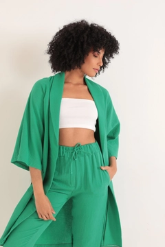 Um modelo de roupas no atacado usa KAM10837 - Muslin Fabric Oversize Women's Kimono - Green, atacado turco Quimono de Kaktus Moda