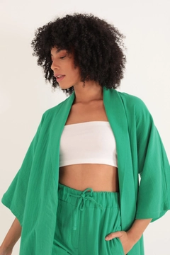 Un mannequin de vêtements en gros porte KAM10837 - Muslin Fabric Oversize Women's Kimono - Green, Kimono en gros de Kaktus Moda en provenance de Turquie