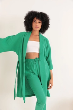 A wholesale clothing model wears KAM10837 - Muslin Fabric Oversize Women's Kimono - Green, Turkish wholesale Kimono of Kaktus Moda