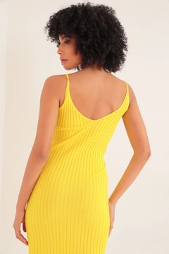 A wholesale clothing model wears KAM11001 - Women's Knitwear Fabric Brooch Midi Dress - Yellow, Turkish wholesale Dress of Kaktus Moda