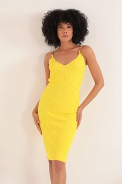 A wholesale clothing model wears KAM11001 - Women's Knitwear Fabric Brooch Midi Dress - Yellow, Turkish wholesale Dress of Kaktus Moda