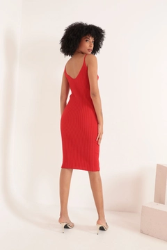 A wholesale clothing model wears KAM11005 - Women's Knitwear Fabric Brooch Midi Dress - Red, Turkish wholesale Dress of Kaktus Moda