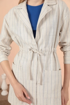 A wholesale clothing model wears KAM11353 - Tunnel-Spired Linen Striped Jacket - Saks, Turkish wholesale Jacket of Kaktus Moda