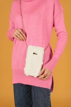 A wholesale clothing model wears kam11769-plush-women's-snap-crossbody-bag-white, Turkish wholesale Bag of Kaktus Moda