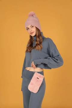 A wholesale clothing model wears kam11770-plush-women's-snap-crossbody-bag-powder, Turkish wholesale Bag of Kaktus Moda
