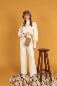 A wholesale clothing model wears kam11772-plush-women's-snap-crossbody-bag-mink, Turkish wholesale Bag of Kaktus Moda