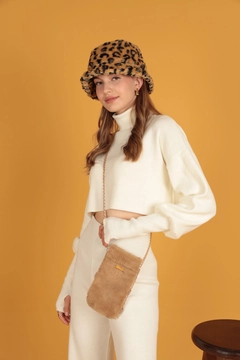 A wholesale clothing model wears kam11772-plush-women's-snap-crossbody-bag-mink, Turkish wholesale Bag of Kaktus Moda