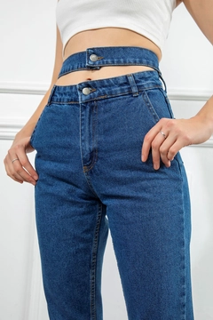 Una modella di abbigliamento all'ingrosso indossa kam12080-denim-fabric-ankle-length-straight-fit-double-belted-women's-trousers-light-blue, vendita all'ingrosso turca di Jeans di Kaktus Moda