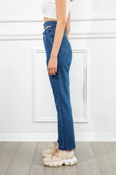 A wholesale clothing model wears kam12080-denim-fabric-ankle-length-straight-fit-double-belted-women's-trousers-light-blue, Turkish wholesale Jeans of Kaktus Moda
