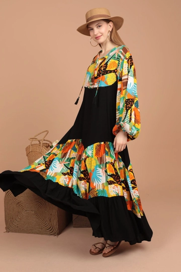 Een kledingmodel uit de groothandel draagt  Damesjurk met viscoseversiering - Zwart
, Turkse groothandel Jurk van Kaktus Moda