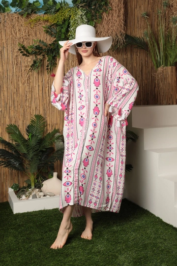 Ένα μοντέλο χονδρικής πώλησης ρούχων φοράει  Γυναικείο Φόρεμα Με Χάντρες Από Υφασμα Viscose Evil Eye Με Φούντες Στα Μανίκια - Φούξια
, τούρκικο Κιμονό χονδρικής πώλησης από Kaktus Moda