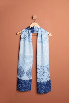 Bir model, Kaktus Moda toptan giyim markasının kam13435-minimal-pattern-women's-shawl-blue toptan Şal ürününü sergiliyor.
