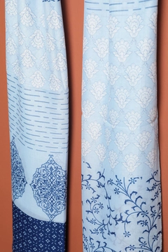 Bir model, Kaktus Moda toptan giyim markasının kam13435-minimal-pattern-women's-shawl-blue toptan Şal ürününü sergiliyor.
