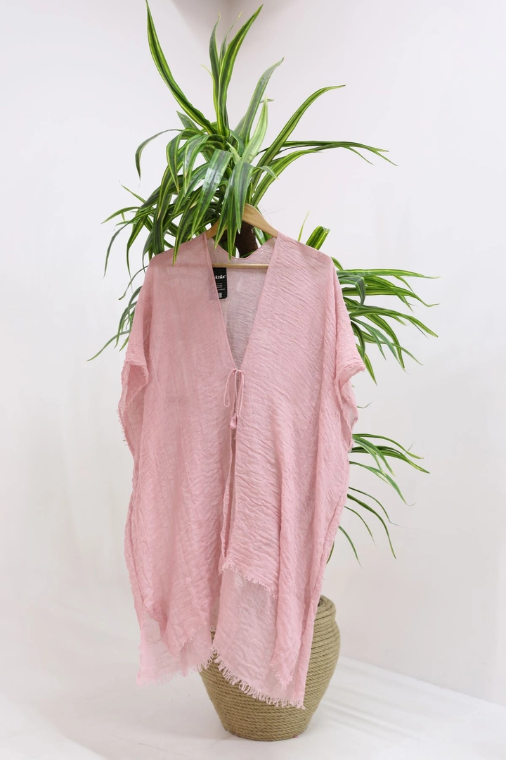 Bir model, Kaktus Moda toptan giyim markasının kam13447-women's-fringed-pareo-pink toptan Pareo ürününü sergiliyor.
