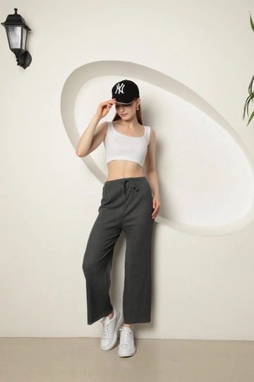 Bir model, Kaktus Moda toptan giyim markasının  Fitilli Rahat Kalıp Kadın Pantolon - Antrasit
 toptan Pantolon ürününü sergiliyor.