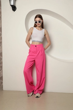 Bir model, Kaktus Moda toptan giyim markasının kam13275-atlas-fabric-women's-palazzo-trousers-fuchsia toptan Pantolon ürününü sergiliyor.