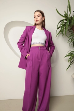Una modelo de ropa al por mayor lleva kam13269-atlas-fabric-women's-palazzo-trousers-purple, Pantalón turco al por mayor de Kaktus Moda