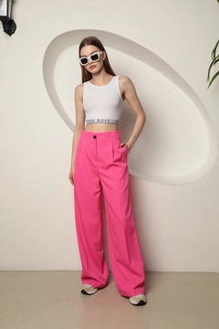 Bir model, Kaktus Moda toptan giyim markasının kam13275-atlas-fabric-women's-palazzo-trousers-fuchsia toptan Pantolon ürününü sergiliyor.