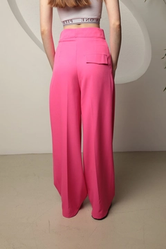 Una modelo de ropa al por mayor lleva kam13275-atlas-fabric-women's-palazzo-trousers-fuchsia, Pantalón turco al por mayor de Kaktus Moda