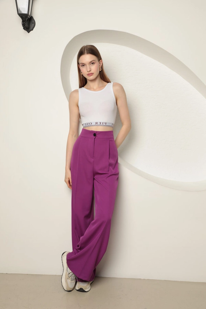 Una modella di abbigliamento all'ingrosso indossa kam13269-atlas-fabric-women's-palazzo-trousers-purple, vendita all'ingrosso turca di Pantaloni di Kaktus Moda