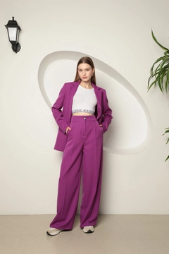 Una modella di abbigliamento all'ingrosso indossa kam13269-atlas-fabric-women's-palazzo-trousers-purple, vendita all'ingrosso turca di Pantaloni di Kaktus Moda