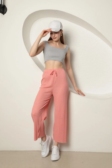 Bir model, Kaktus Moda toptan giyim markasının  Fitilli Rahat Kalıp Kadın Pantolon - Pudra
 toptan Pantolon ürününü sergiliyor.